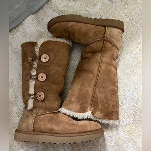 UGG Women’s Bailey button triplet II boots (chestnut)